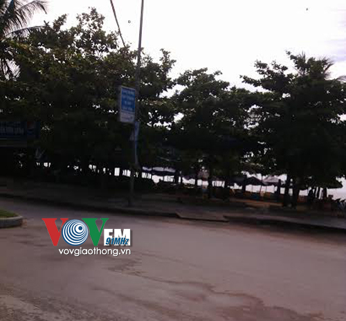 Xe máy tông vào cột điện, 3 thanh niên thương vong